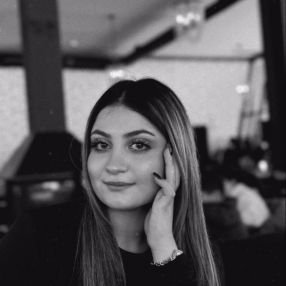 Karinka, Babysitter in Roeselare