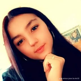 Dehlia, Babysitter à Namen