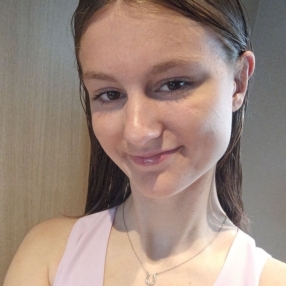 Flore, Babysitter in Roeselare