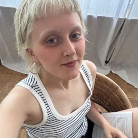 Lou, Babysitter in Antwerpen