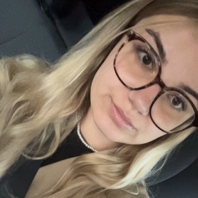 Lilou, Babysitter à Bevekom