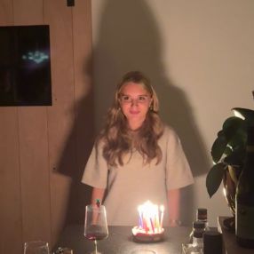 Louise, Babysitter à Halen