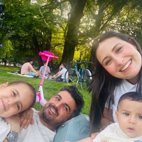 Mia, Family in Eigenbrakel