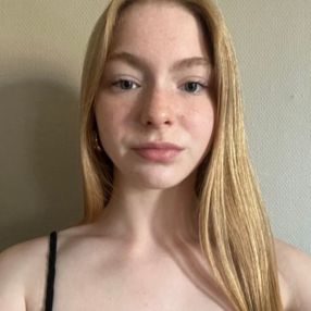 Célia, Babysitter in Frameries