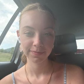 Hailey, Babysitter à Tielt