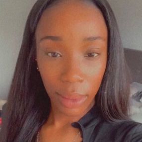 Dessy, Babysitter à Hamont-Achel