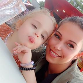 Maude, Babysitter à Namen
