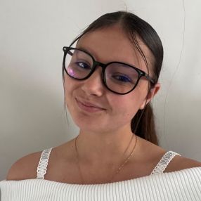 Jade, Babysitter à Namen