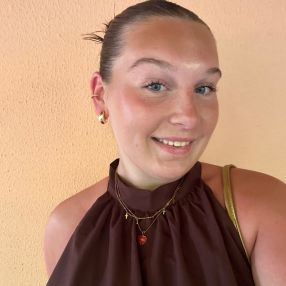 Eléa, Babysitter à Blegny