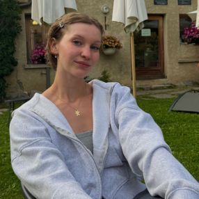 Lucie, Babysitter à Le Rœulx