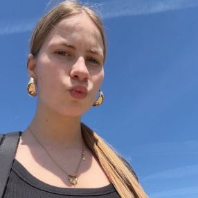 Lynn, Babysitter à Lennik