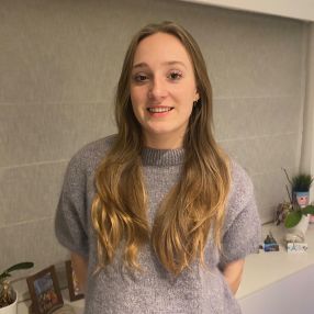 Nina, Babysitter in Torhout