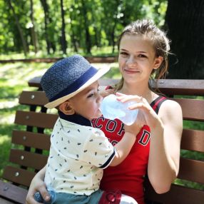 Georgiana bianca, Babysitter à Étalle
