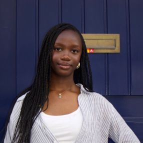 Mayeni, Babysitter à Putte