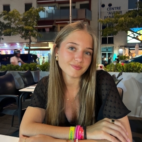 Violette, Babysit in Geer