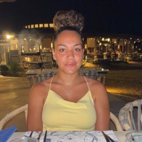 Lina, Babysitter à Manage