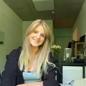 Laura, Babysitter à Bilzen