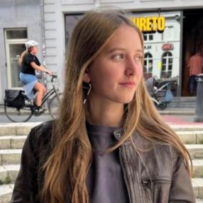 Julia, Babysitter à Lovendegem