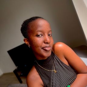 Calmy Rey, Babysitter à Libramont-Chevigny