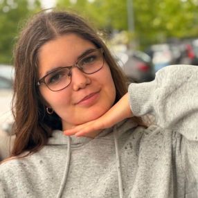 Lana, Babysitter à Dentergem