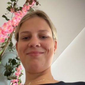 Lore, Babysitter à Ichtegem