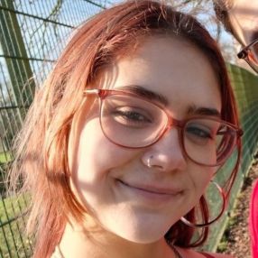 Lana, Babysitter à Olen