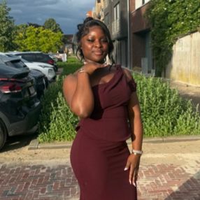 Dyanora, Babysitter à Gent