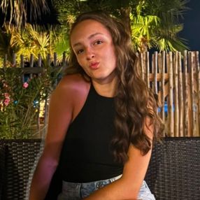 Léane, Babysitter à Libramont-Chevigny
