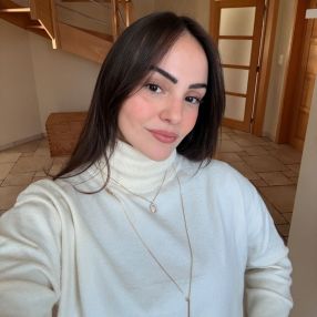 Lorenna, Babysitter à Namen