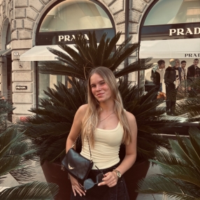 Kayla, Babysitter in Torhout