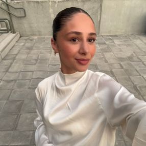 Avin, Babysitter à Beveren