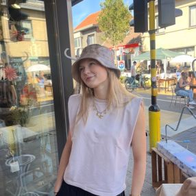 Eline, Babysitter à Essen