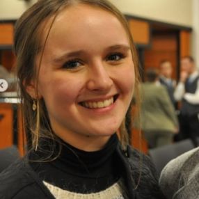 Evelien, Babysitter à Zele
