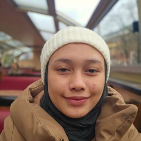 Aina, Babysit in Deinze