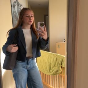 Lore, Babysitter à Alken