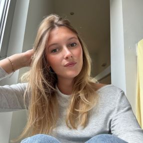 Manou, Babysitter in Boom