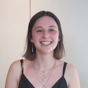 Linne, Babysitter in Aalst