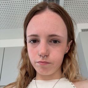 Chloé, Babysitter à Dentergem