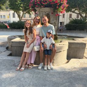 Kelly, Famille à Courcelles