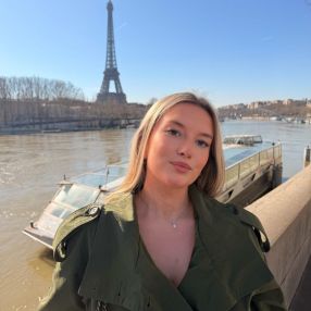 Manon, Babysitter à Boussu