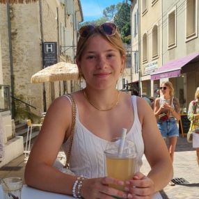 Amélie, Babysitter à Rumst