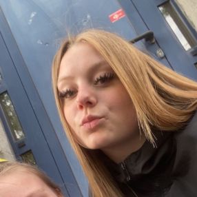 Meline, Babysitter à Erquelinnes