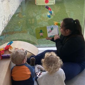 Van Allyne, Babysitter in Gent