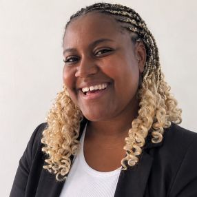 Estelle, Babysitter à Les Bons Villers