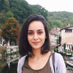 Abir, Babysitter à Boom