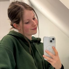 Mieke, Babysitter in Bornem