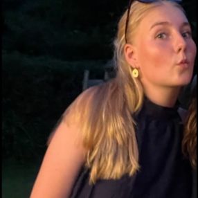 Anne, Babysit in Malle