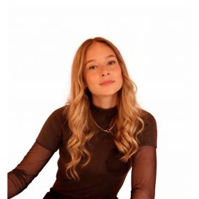 Chloé, Babysitter à Dour