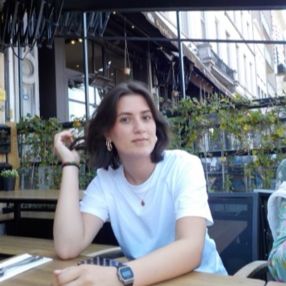 Indira, Babysitter à Malle