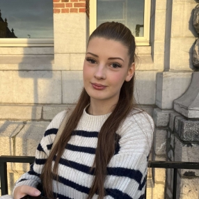 Léanie, Babysitter à Pecq